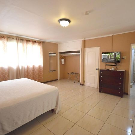 The Liguanea Club Hotel Kingston Bagian luar foto