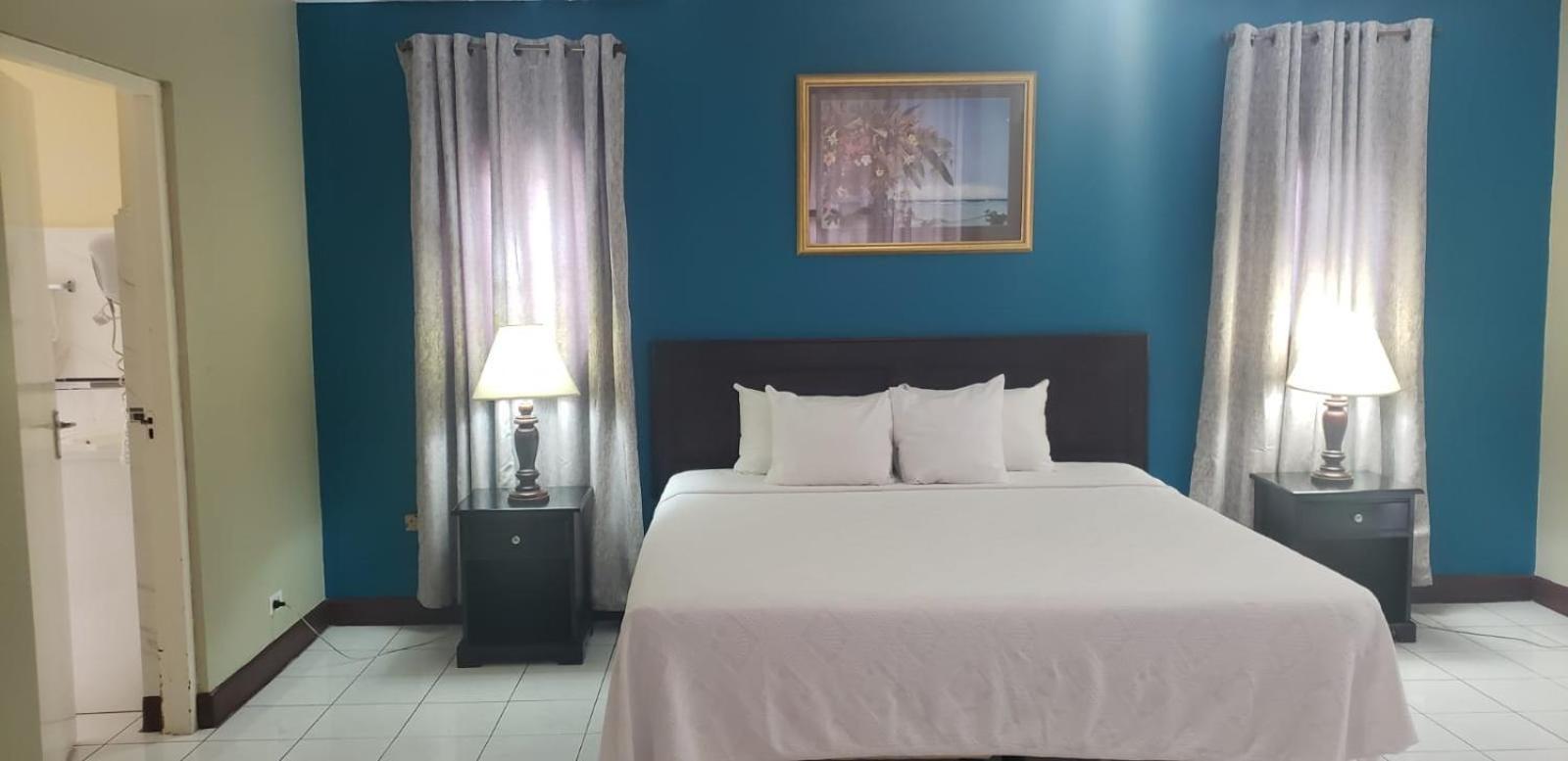 The Liguanea Club Hotel Kingston Bagian luar foto