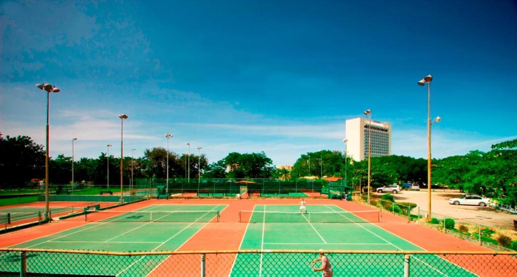 The Liguanea Club Hotel Kingston Bagian luar foto