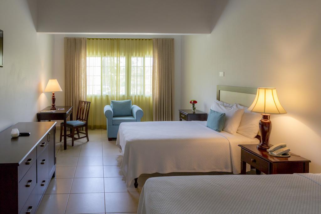 The Liguanea Club Hotel Kingston Bagian luar foto