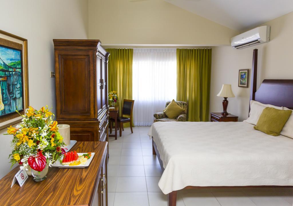 The Liguanea Club Hotel Kingston Bagian luar foto