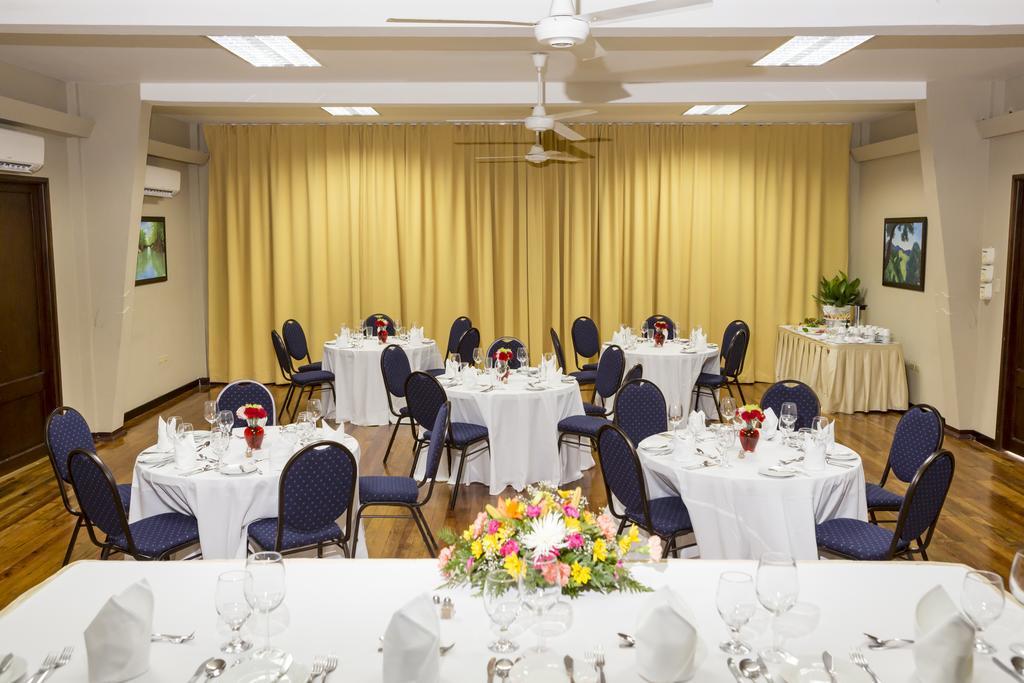 The Liguanea Club Hotel Kingston Bagian luar foto