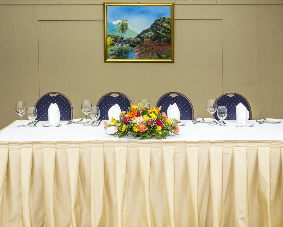 The Liguanea Club Hotel Kingston Bagian luar foto