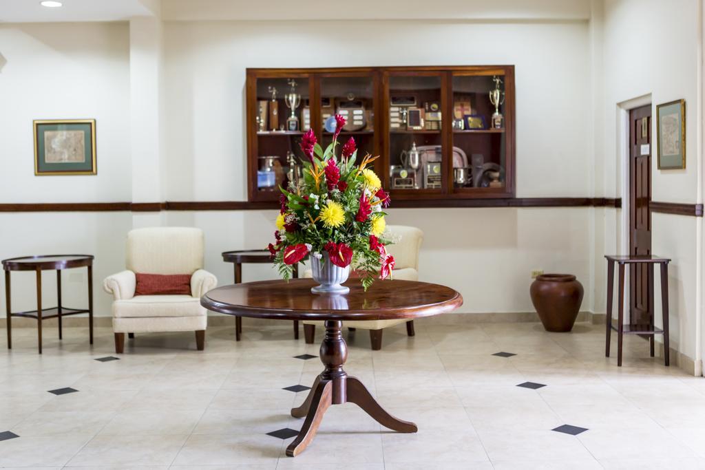 The Liguanea Club Hotel Kingston Bagian luar foto