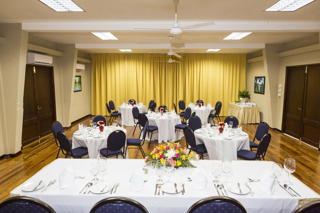 The Liguanea Club Hotel Kingston Bagian luar foto