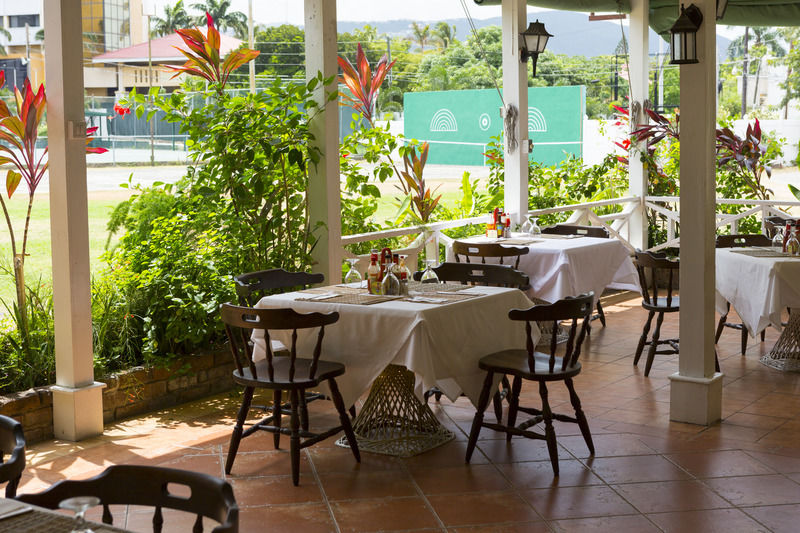 The Liguanea Club Hotel Kingston Bagian luar foto