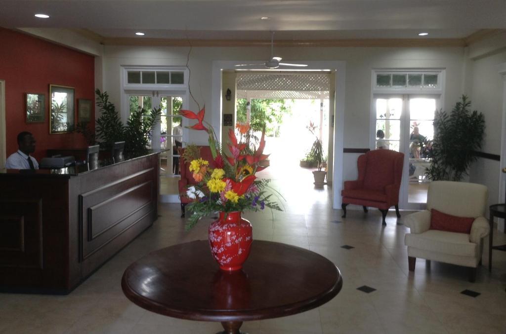 The Liguanea Club Hotel Kingston Bagian luar foto